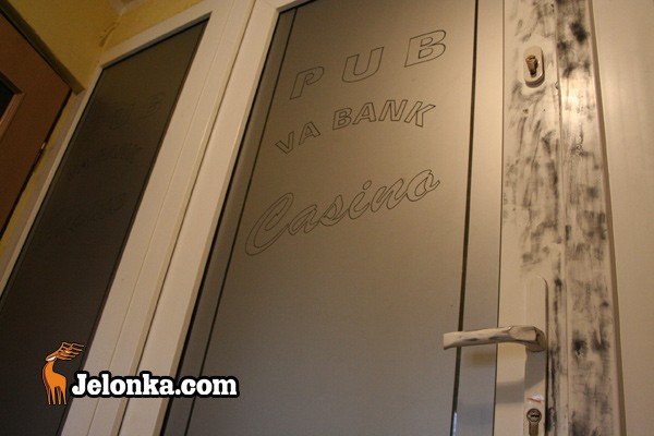 okrada-salony-gier-schowa-sie-w-ubikacji-23491