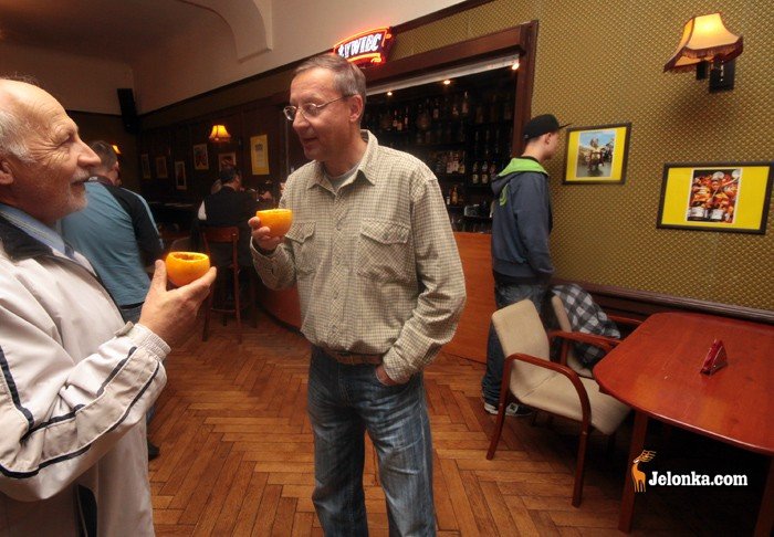 kwasny-swiat-w-teatralnym-pubie-23562