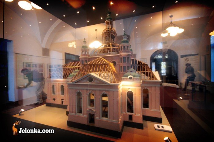 Model już ustawiono w głównej sali Muzeum Karkonoskiego. Trwają prace przy montażu wystawy.