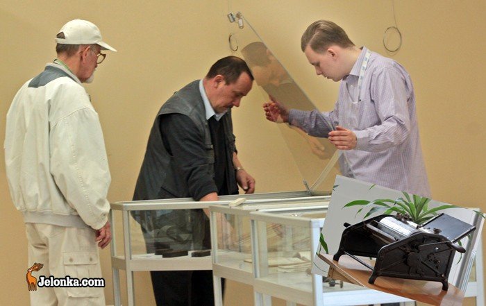 Dzisiejsze przygotowania do wystawy w Książnicy Karkonoskiej.