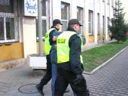 komorkowy-rozboj-na-placu-zabaw-23850