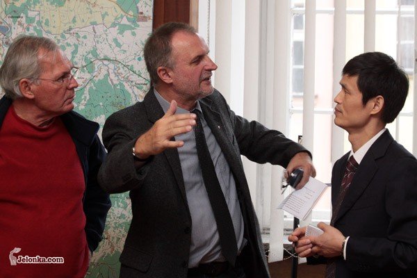 jelenia-gora-brata-sie-z-chinczykami-23870