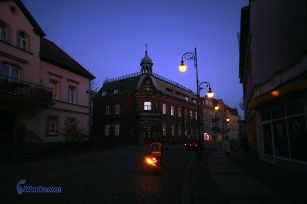 Chciałoby się, aby wszystkie ulice w mieście świeciły takim przykładem, jak plac Piastowski w Cieplicach...