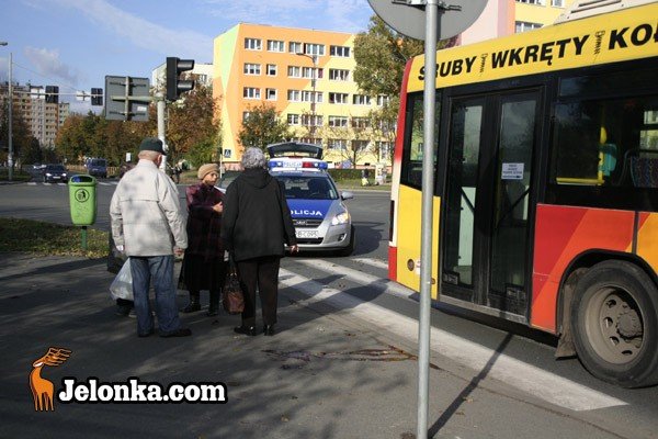 kobieta-pod-koami-autobusu-mzk-23916