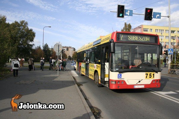 kobieta-pod-koami-autobusu-mzk-23916