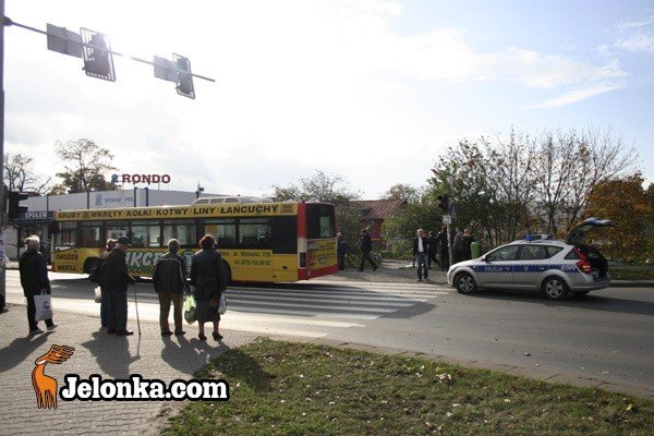 kobieta-pod-koami-autobusu-mzk-23916