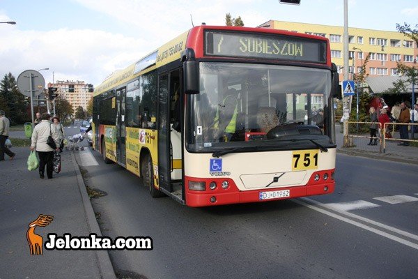 kobieta-pod-koami-autobusu-mzk-23916