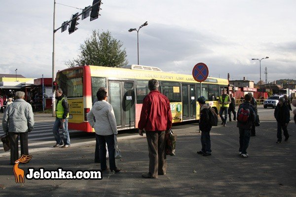 kobieta-pod-koami-autobusu-mzk-23916