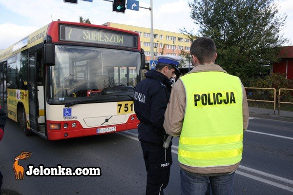 kobieta-pod-koami-autobusu-mzk-23916