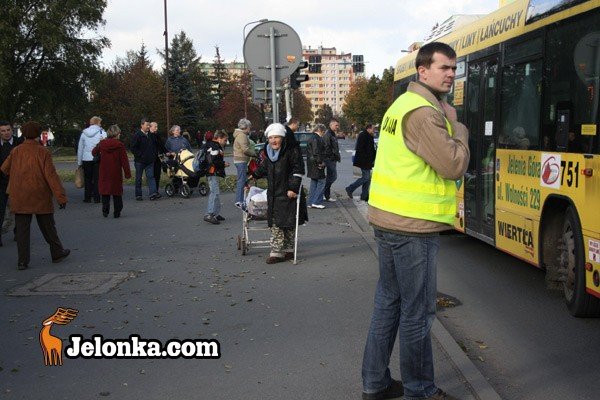 kobieta-pod-koami-autobusu-mzk-23916