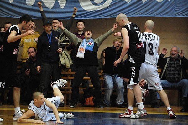 Sudety Jelenia Góra pokonały w ubiegłym sezonie Tychy po wojnie nerwów 67:64