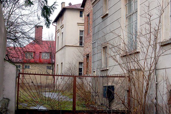 na-jagiellonskiej-straszy-ruina-2402