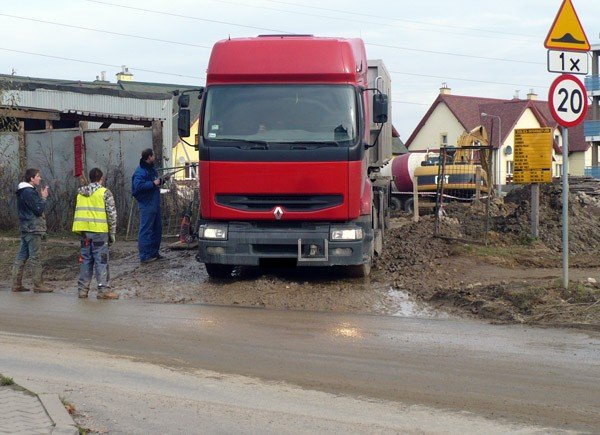 rzeka-bota-z-winy-ciezarowek-24074