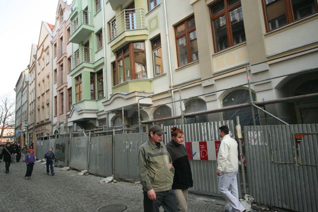 Nowe stylizowane kamienice wrastają w krajobraz miasta. Niebawem zniknie szpecące ogrodzenie.