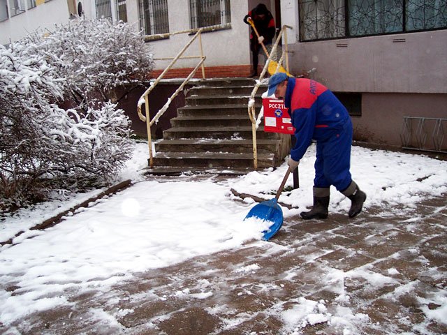 Mimo opadów śniegu, główne drogi nad ranem były czarne i mokre.