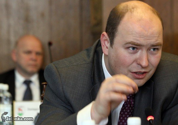 Miłosz Sajnog, bardzo prawdopodobny nowy zastępca prezydenta miasta. W tle – Zbigniew Szereniuk.