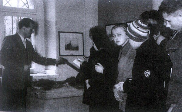 Tadeusz Steć z wycieczką w Muzeum Okręgowym w Jeleniej Górze – lata 60. XX wieku.
