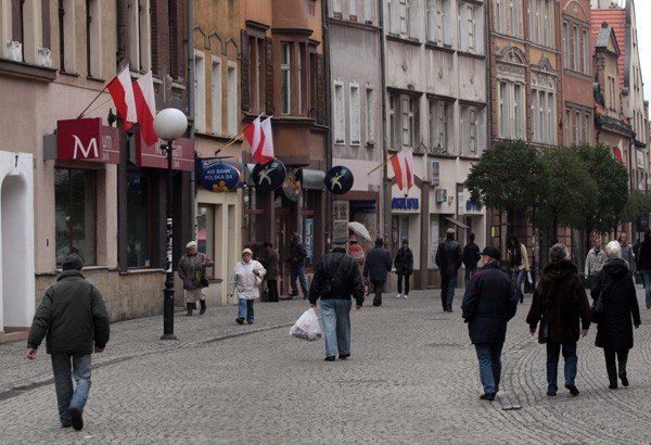 Ulica 1 Maja – 10 listopada około południa.