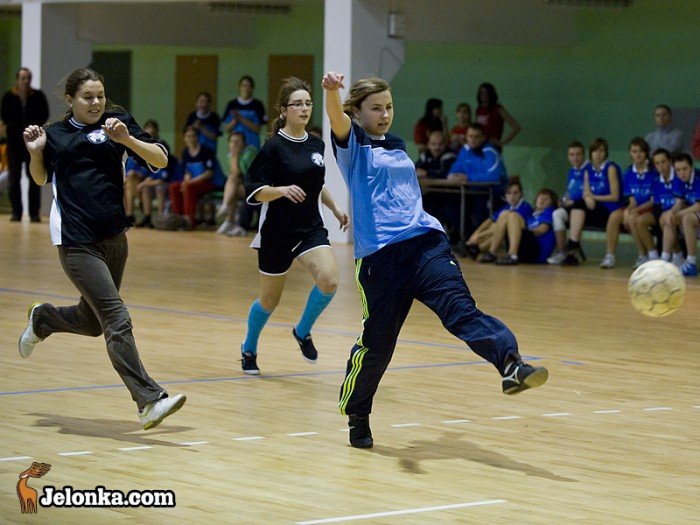 wicher-wygrywa-z-handlowka-w-futsalu-24242