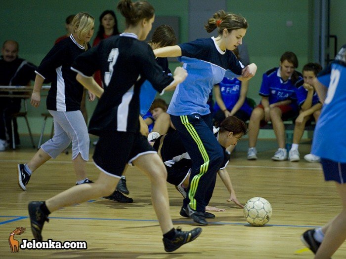 wicher-wygrywa-z-handlowka-w-futsalu-24242