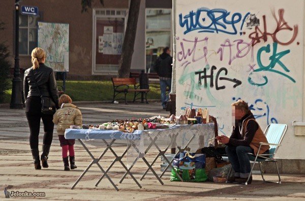Czy kamery wypłoszą z centrum Cieplic wandali, którzy zniszczyli większość elewacji na placu Piastowskim?