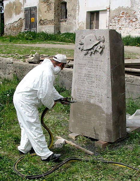 Prace przy czyszczeniu odkrytego niedawno temu obelisku.