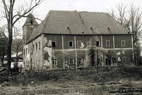 Zniszczony przez PGR dwór na początku lat 80-tych ubiegłego wieku.