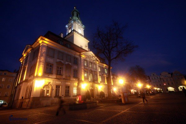 Dzięki środkom unijnym udało się – między innymi – doświetlić zabytki centrum Jeleniej Góry.