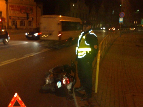 wypadek-koo-baszty-kierowca-skutera-w-szpitalu-24475