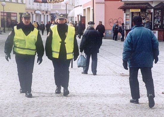 Mundur budzi respekt, ale często nie ułatwia pracy.