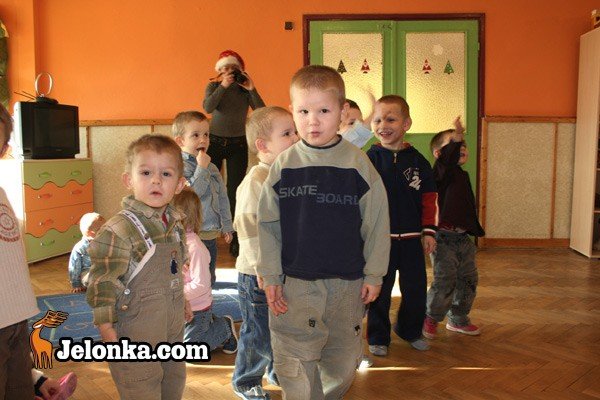 mikoaj-z-lwia-grzywa-i-policyjna-obstawa-24666