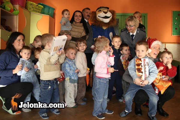 mikoaj-z-lwia-grzywa-i-policyjna-obstawa-24666