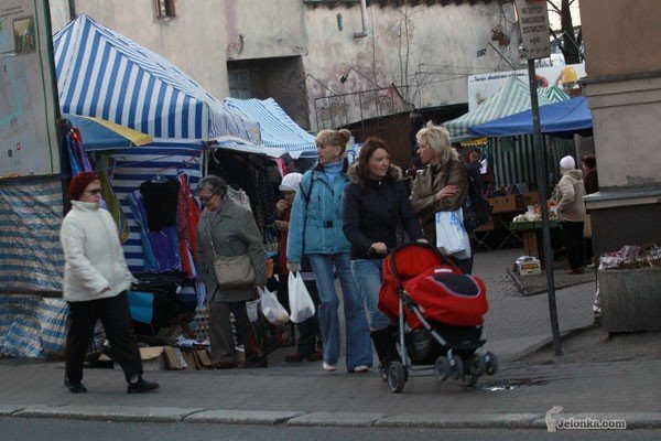 Przed wejściem na targowisko