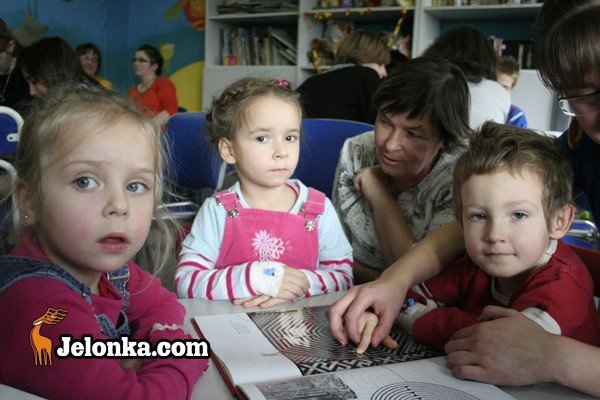 z-prezentami-i-wiedza-do-chorych-dzieci-24702