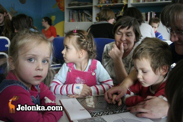 z-prezentami-i-wiedza-do-chorych-dzieci-24702