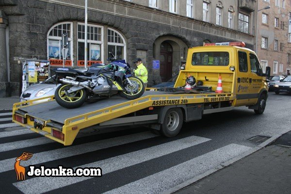 motocyklista-pod-koami-nissana-24720
