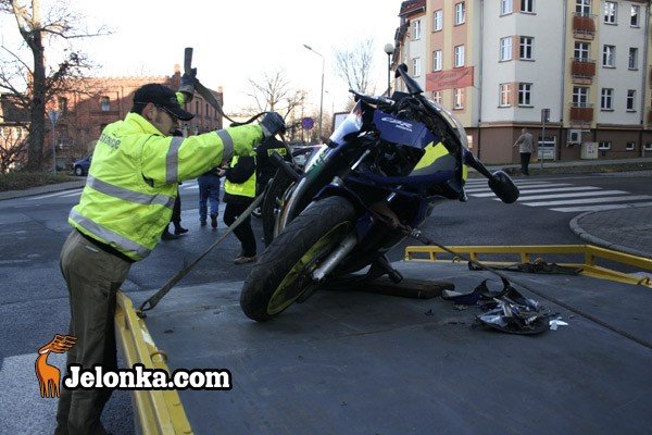 motocyklista-pod-koami-nissana-24720