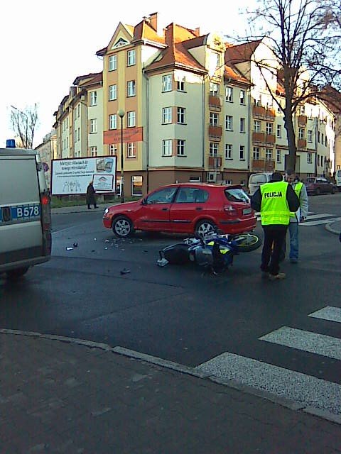 motocyklista-pod-koami-nissana-24720