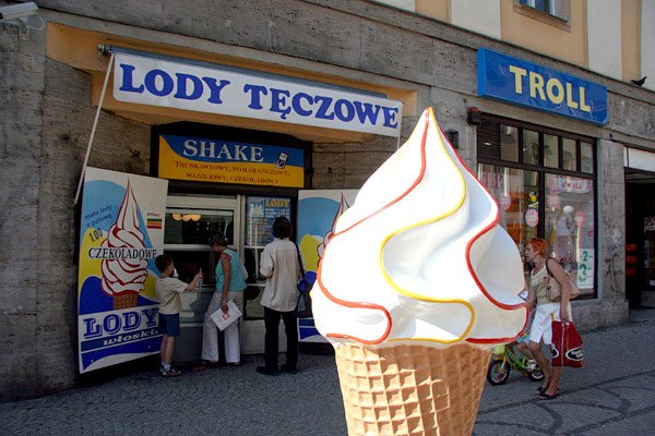 Upalne popołudnie na skwerze przy ulicy Pocztowej.