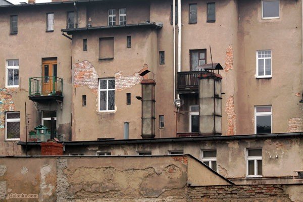 czarne-chmury-nad-lokalowka-24775