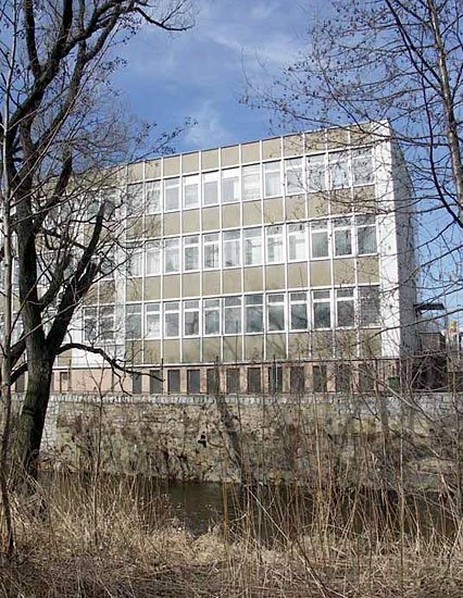 Przędzalnia nie najlepiej wkomponowuje się w krajobraz.