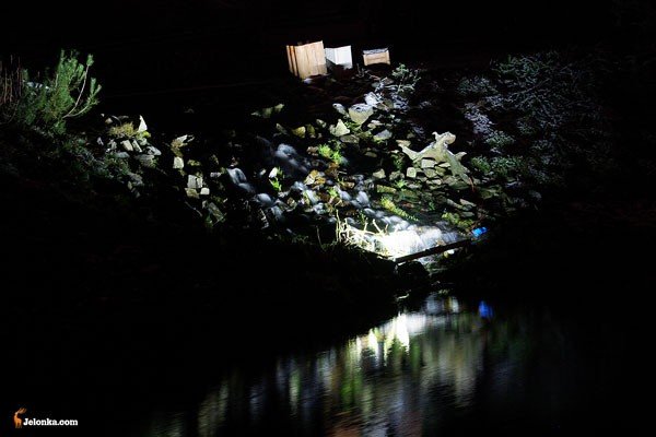 czarodziejski-zakatek-w-magicznej-iluminacji-24811