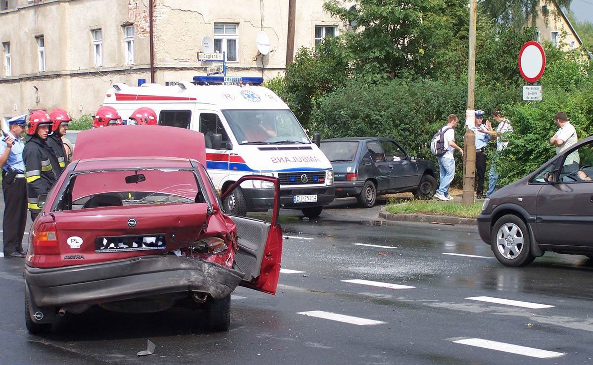 Chwilę po wypadku na miejsce przybyły służby ratunkowe i policja.