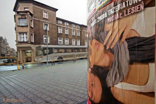 Plakat przedstawienia na placu Niepodległości.