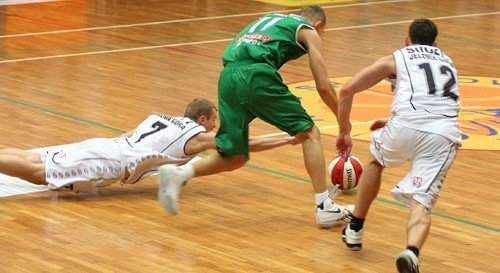 Nasi koszykarze w walce o piłkę w meczu z Zastalem