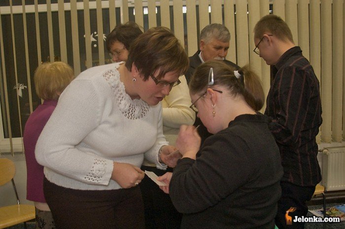 tacy-sami-przy-choince-i-opatku-24988