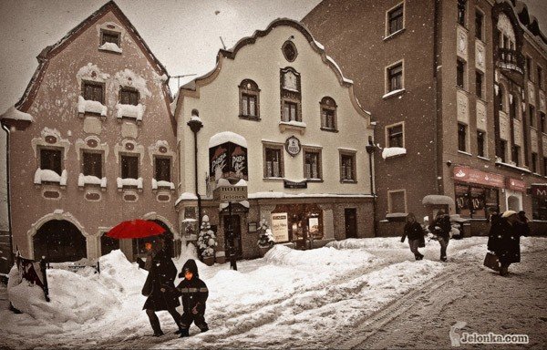 Kamieniczka z zegarem słonecznym. Hotel