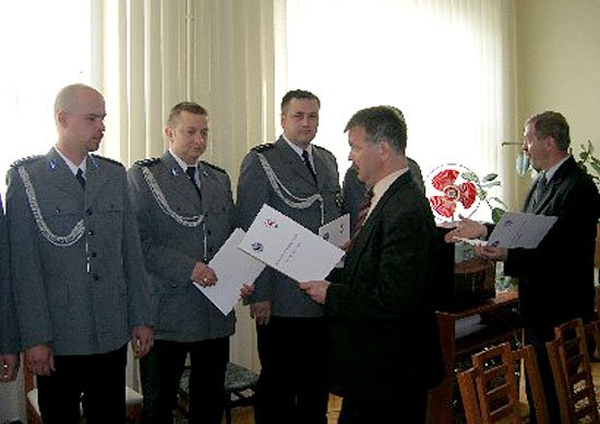 Komendant Ciosmak wręcza nominacje.