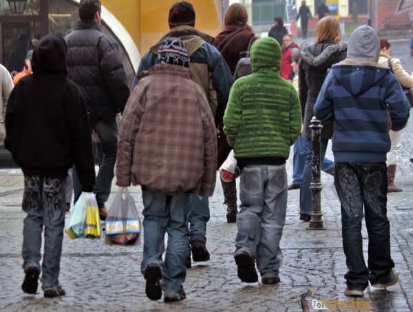 Kapturki na głowach, a w dłoniach – zapasy petard. Około 10–letni chłopcy kupili wczoraj odpowiedni zapas