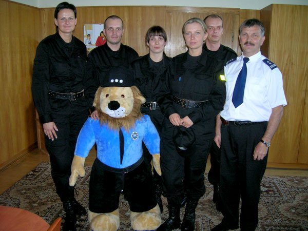 Nowi policjanci pozują do zdjęcia z młodszym inspektorem Zbigniewem Ciosmakiem, komendantem miejskim policji w Jeleniej Górze.